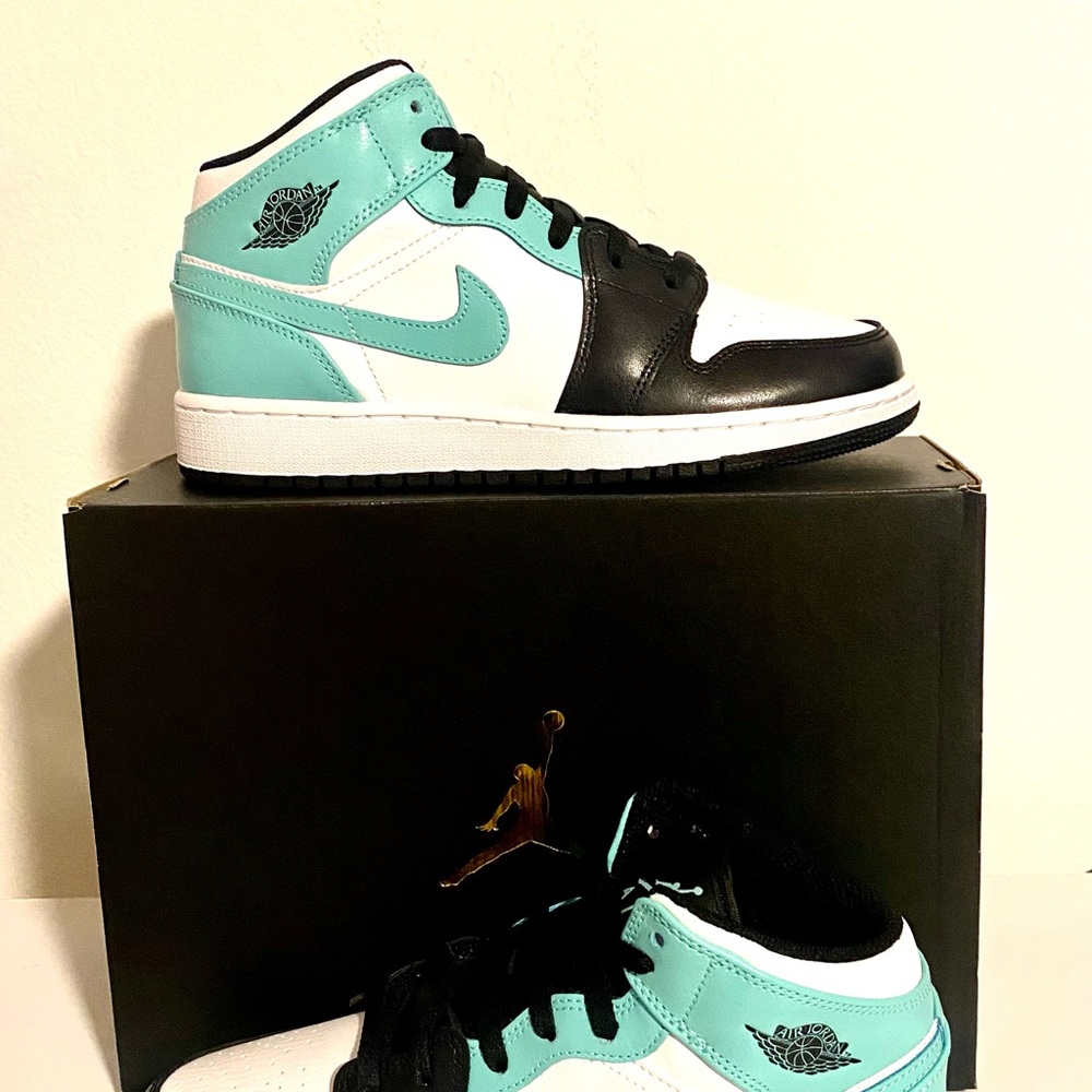 Jordan 1 Mid GS “Tropical Twist”!! Brand New In Box!! Ships out next day!!